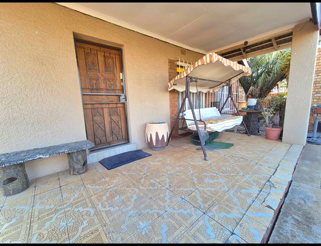 4 BEDROOM FREEHOLD FOR SALE IN VAN DYK PARK